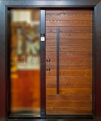 Коричневая входная дверь c МДФ панелью и стеклом ЧД-38 в частный дом в Саранске