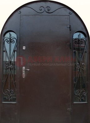 Арочная дверь со стеклом и ковкой ДА-16 под старину в Саранске