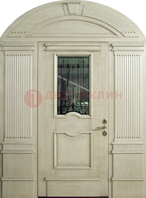 Белая входная дверь массив со стеклом и ковкой ДА-49 в Саранске