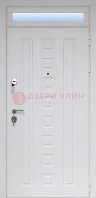 Белая металлическая дверь с фрамугой для коттеджа ДФГ-21 в Саранске