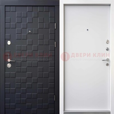 Темная входная дверь с белой МДФ внутри ДМ-222 в Саранске