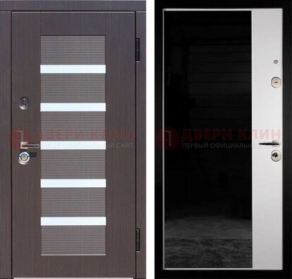 Железная коричневая дверь МДФ с темной стеклянной вставкой внутри ДМ-315 в Саранске
