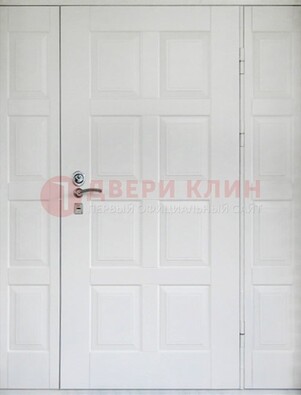 Белая входная дверь для коттеджа с МДФ ДМ-536 в Саранске