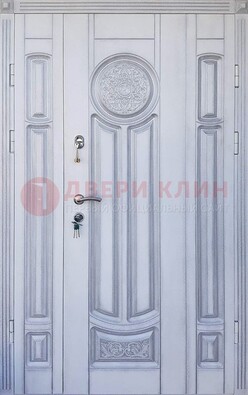 Белая двухстворчатая дверь с массивом дуба ДМД-72 в Саранске