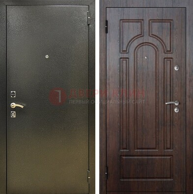 Железная темно-серая дверь с порошковым напылением и МДФ Тисненый орех ДП-275 в Саранске
