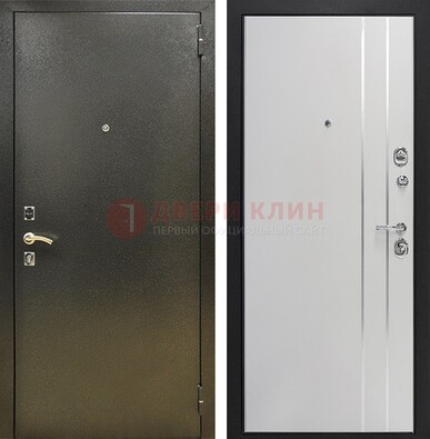 Железная темная дверь с порошковым покрытием и белая МДФ с молдингами  ДП-296 в Саранске