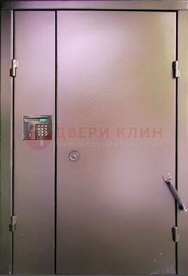 Коричневая стальная дверь в подъезд ДПД-1 в Саранске