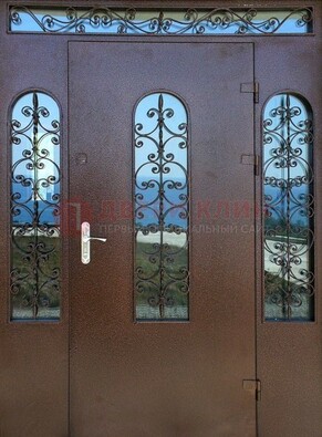Железная парадная дверь со стеклом и ковкой ДПР-16 для общественных зданий в Саранске