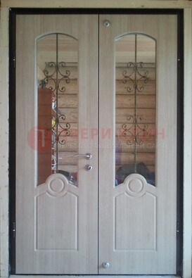 Парадная дверь со стеклянными вставками и ковкой ДПР-23 в деревянный дом в Саранске