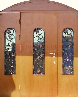 Парадная дверь со стеклянными вставками и ковкой ДПР-28 в общественное здание в Саранске