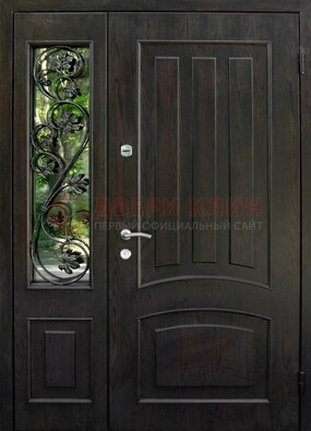 Парадная дверь со стеклянными вставками и ковкой ДПР-31 в кирпичный дом в Саранске