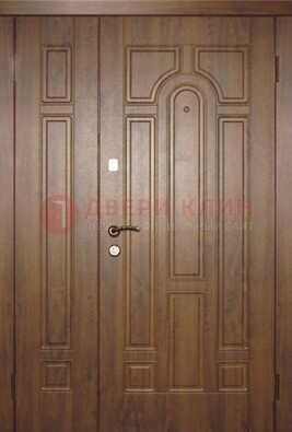 Двухстворчатая коричневая парадная дверь ДПР-48 в Саранске