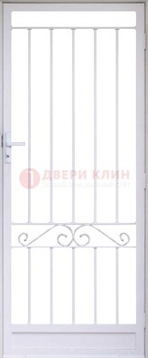 Белая стальная решетчатая дверь с волютами ДР-30 в Саранске