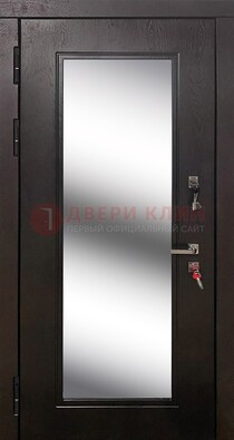 Коричневая железная дверь со стеклом для дома ДС-23 в Саранске