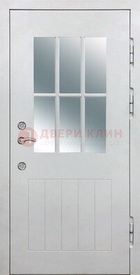 Белая уличная дверь со стеклом ДС-30 в Саранске