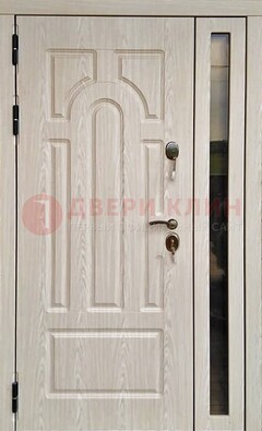 Белая металлическая дверь со стеклом ДС-68 в Саранске