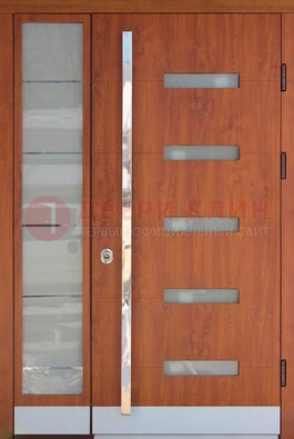 Коричневая металлическая дверь со стеклом ДС-72 в Саранске