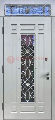 Белая железная дверь со стеклом и ковкой с верхней фрамугой ДСК-112 в Саранске