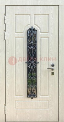 Светлая стальная дверь со стеклом и ковкой ДСК-118 в Саранске