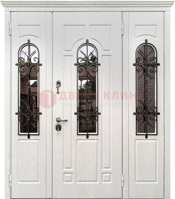 Белая распашная стальная дверь со стеклом и ковкой ДСК-125 в Саранске