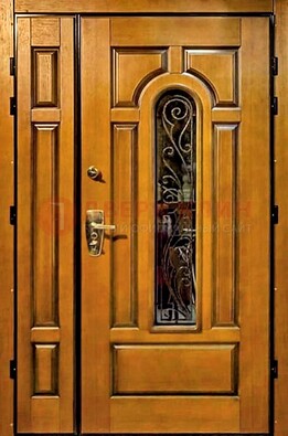 Распашная металлическая дверь со стеклом и ковкой для дома ДСК-152 в Саранске