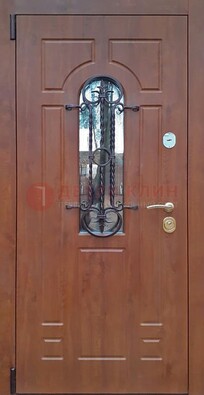 Темная железная дверь со стеклом и ковкой в коричневом цвете ДСК-154 в Саранске