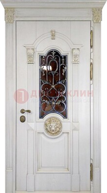 Белая железная дверь со стеклом и ковкой для кирпичного дома ДСК-155 в Саранске