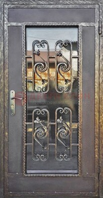 Коричневая наружная дверь порошок со стеклом и ковкой ДСК-160 в Саранске