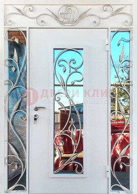 Белая входная дверь порошок со стеклом и ковкой ДСК-165 в Саранске
