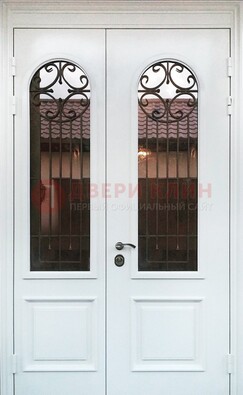 Белая стальная дверь стекло с ковкой и филенкой ДСК-201 в Саранске