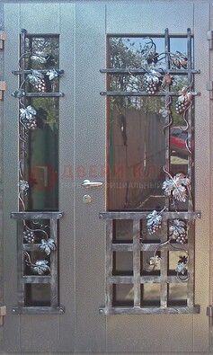 Распашная уличная дверь Порошок со стеклом и ковкой ДСК-221 в Саранске