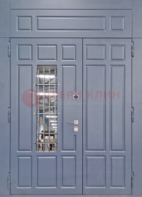 Серая двухстворчатая дверь Винорит со стеклом и ковкой ДСК-234 RAL 7024 в Саранске