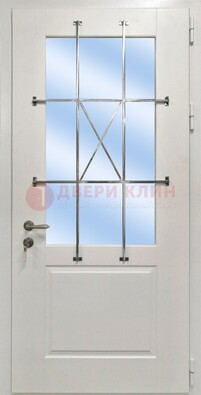 Белая простая железная дверь Винорит со стеклом и ковкой ДСК-257 в Саранске