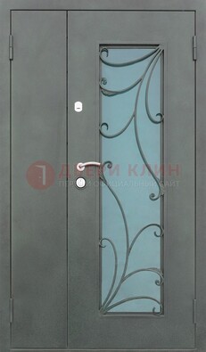 Двухстворчатая железная дверь со стеклом и ковкой ДСК-40 в Саранске