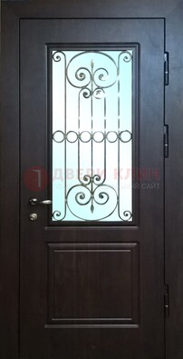 Железная дверь со стеклом и ковкой ДСК-65 для общественных зданий в Саранске