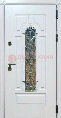 Белая остекленная металлическая дверь с ковкой ДСК-98 в Саранске