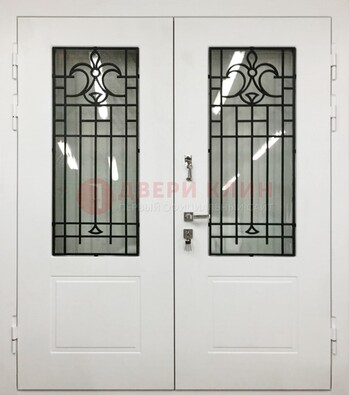 Белая двухстворчатая уличная дверь Винорит со стеклом ДСТ-4 в Саранске