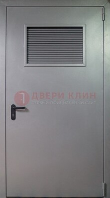 Серая железная техническая дверь с вентиляционной решеткой ДТ-12 в Саранске