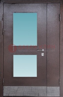 Коричневая тамбурная дверь со стеклянными вставками ДТМ-21 в Саранске
