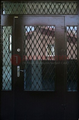 Коричневая тамбурная дверь со стеклянными вставками и ковкой ДТМ-32 в Саранске