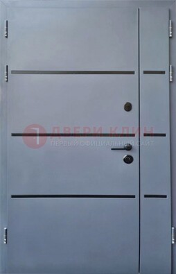 Серая металлическая тамбурная дверь с молдингами ДТМ-42 в Саранске