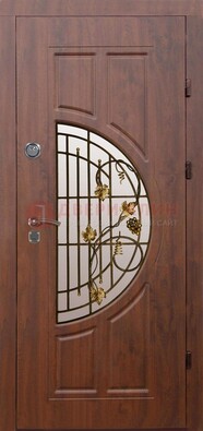 Стальная коричневая дверь с виноритом и ковкой ДВТ-82 в Саранске