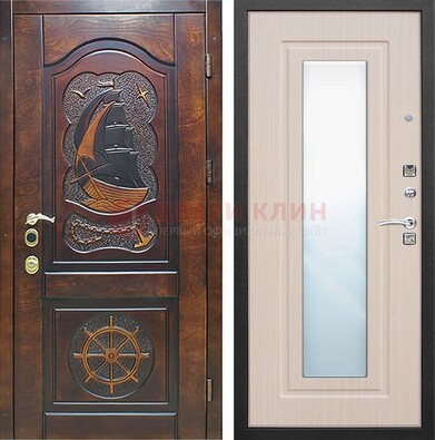 Темная дверь с резьбой и зеркалом внутри ДЗ-49 в Саранске