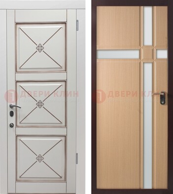 Белая уличная дверь с зеркальными вставками внутри ДЗ-94 в Саранске
