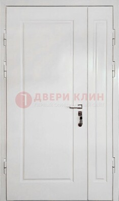 Полуторная металлическая дверь с МДФ в белом цвете ПЛ-24 в Саранске