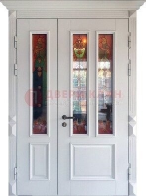 Белая полуторная металлическая дверь с витражом ВЖ-12 в Саранске
