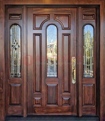 Железная классическая дверь с массивом дуба и витражом ВЖ-18 в Саранске