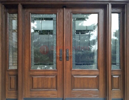 Распашная стальная дверь с массивом с витражом и фрамугами ВЖ-21 в Саранске