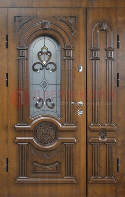 Коричневая двухстворчатая железная дверь с МДФ и витражом ВЖ-32 в Саранске