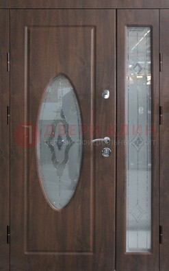 Коричневая двухстворчатая железная дверь с МДФ и витражом ВЖ-33 в Саранске